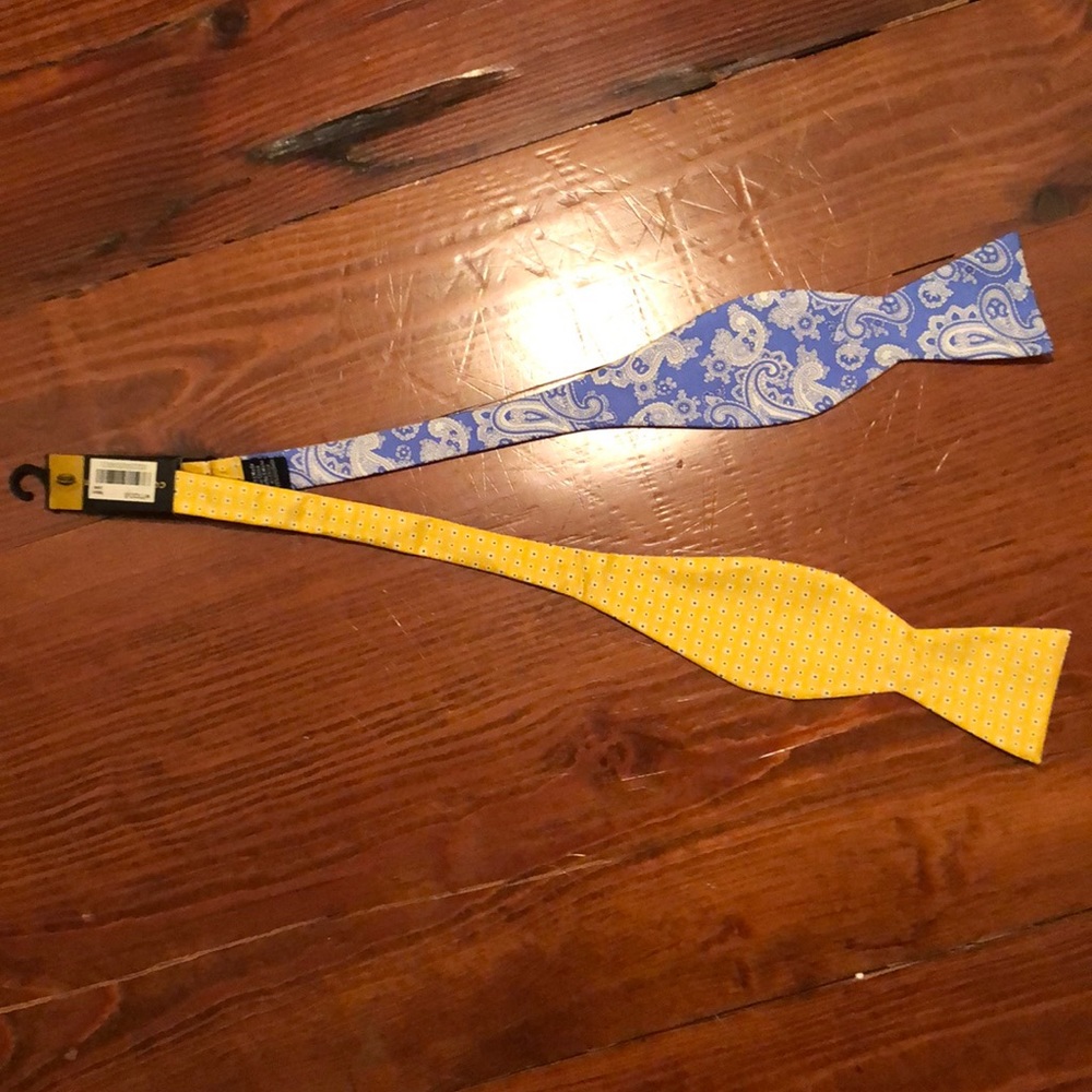 Reversible yellow polka dot and blue paisley Macy’s Bow tie - new with tag